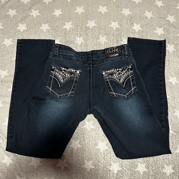 Does not have a button but can easily sew one in ! - Picture 1 of 6